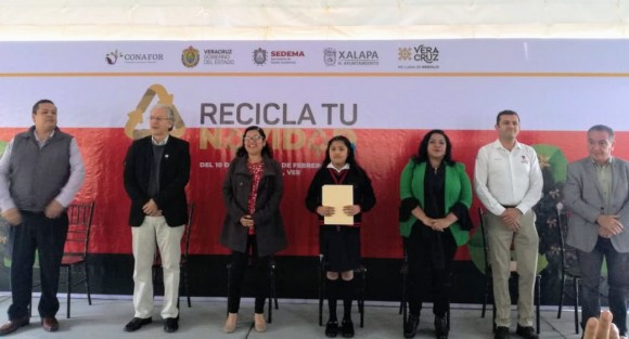 Aunque tiene varios días que inició la campaña Recicla tu Navidad, este jueves se realizó una ceremonia de arranque de la misma en el parque Juárez de Xalapa, presidida por el alcalde Hipólito Rodríguez y  Rocío Pérez Pérez titular de SEDEMA.  