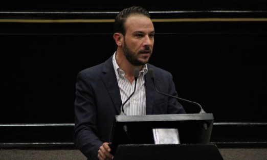 El diputado Juan Manuel de Unánue Abascal propuso que el gobierno estatal, a través de diversas autoridades en materia de protección al medio ambiente, elabore un Programa Integral de Sustitución y Alternativas viables para reemplazar las bolsas de plástico por bolsas degradables o biodegradables. 