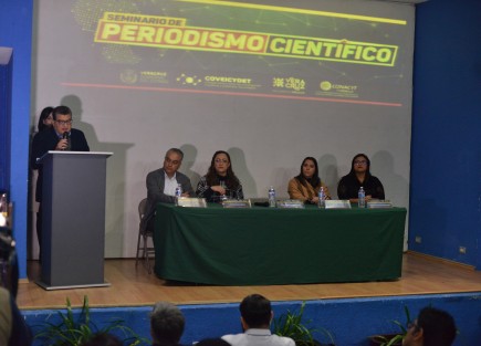 El director general del COVEICyDET, Darwin Mayorga, en compañía de Cecilia Montero, Katia Zamora y Alberto Aguilar, inauguraron el Seminario de Periodismo Científico que contó como primer ponente a Martín Bonfil con la conferencia <em>Divulgación y periodismo científico: construyendo una cultura científica</em>. 