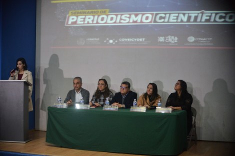 El director general del COVEICyDET, Darwin Mayorga, en compañía de Cecilia Montero, Katia Zamora y Alberto Aguilar, inauguraron el Seminario de Periodismo Científico que contó como primer ponente a Martín Bonfil con la conferencia <em>Divulgación y periodismo científico: construyendo una cultura científica</em>. 