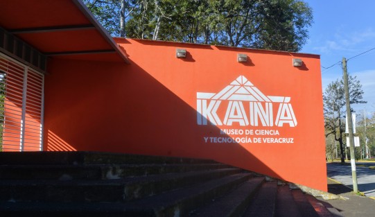 En la entrada de lo que fuera el Museo Interactivo de Xalapa (MIX), ahora se puede observar este letrero.   