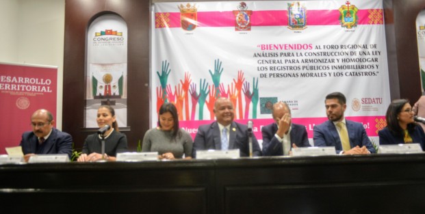  El secretario de Gobierno, Eric Cisneros, en compañía de funcionarios Federales, diputados locales y federales inauguraron el <em>Foro Regional de Análisis para la construcción de una Ley General en Materia de Armonización y Homologación de los Registros Públicos Inmobiliarios, de Personas Morales y Catastros del País</em>, en el auditorio Venustiano Carranza del Congreso del Estado.