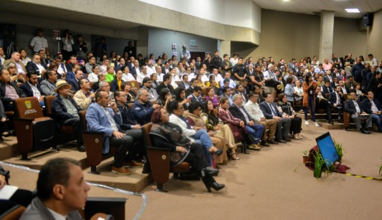  El secretario de Gobierno, Eric Cisneros, en compañía de funcionarios Federales, diputados locales y federales inauguraron el <em>Foro Regional de Análisis para la construcción de una Ley General en Materia de Armonización y Homologación de los Registros Públicos Inmobiliarios, de Personas Morales y Catastros del País</em>, en el auditorio Venustiano Carranza del Congreso del Estado.