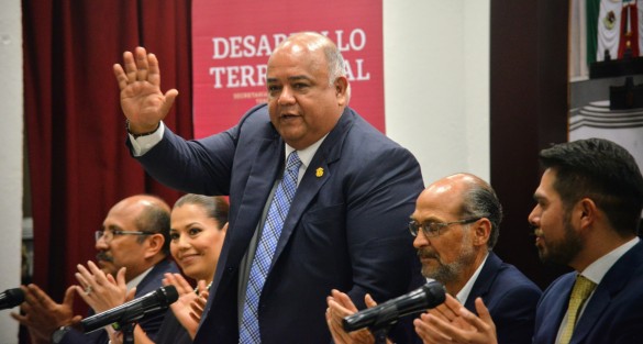  El secretario de Gobierno, Eric Cisneros, en compañía de funcionarios Federales, diputados locales y federales inauguraron el <em>Foro Regional de Análisis para la construcción de una Ley General en Materia de Armonización y Homologación de los Registros Públicos Inmobiliarios, de Personas Morales y Catastros del País</em>, en el auditorio Venustiano Carranza del Congreso del Estado.