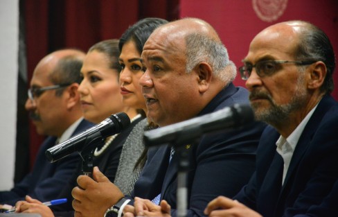 En entrevista, el secretario de Gobierno, Eric Cisneros, dijo que no hay persecución política en el caso del diputado local Erick Iván Aguilar López, ya que dijo que la ley en Veracruz se aplica <em>sin sabores ni colores</em>.