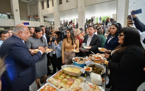 Fiel a su costumbre, Erick Patrocinio Cisneros invitó a a personas de varios municipios de la entidad para que pudieran mostrar sus alimentos tradicionales a los invitados.  