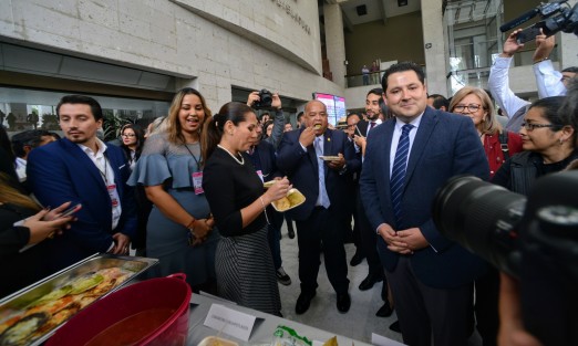 Fiel a su costumbre, Erick Patrocinio Cisneros invitó a a personas de varios municipios de la entidad para que pudieran mostrar sus alimentos tradicionales a los invitados.  
