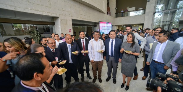 Fiel a su costumbre, Erick Patrocinio Cisneros invitó a a personas de varios municipios de la entidad para que pudieran mostrar sus alimentos tradicionales a los invitados.  