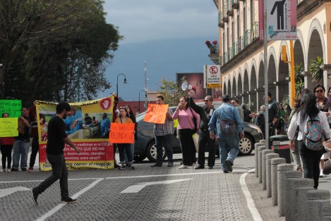Padres de niños pacientes de CECAN y la Torre Pediátrica, se manifestaron bloqueando la circulación de la avenida Enríquez frente al Palacio de Gobierno, en demanda de medicamentos. Aunque hace unos días se les aseguró que ya se surtirían, a la fecha no han llegado.  