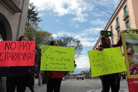 Padres de niños pacientes de CECAN y la Torre Pediátrica, se manifestaron bloqueando la circulación de la avenida Enríquez frente al Palacio de Gobierno, en demanda de medicamentos. Aunque hace unos días se les aseguró que ya se surtirían, a la fecha no han llegado.  