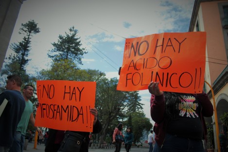 Padres de niños pacientes de CECAN y la Torre Pediátrica, se manifestaron bloqueando la circulación de la avenida Enríquez frente al Palacio de Gobierno, en demanda de medicamentos. Aunque hace unos días se les aseguró que ya se surtirían, a la fecha no han llegado.  