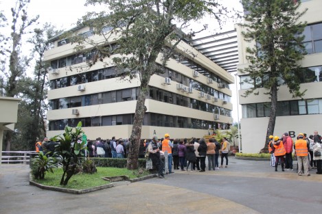 La Universidad Veracruzana se sumó al Marosimulacro nacional de sismo realizado este lunes. Personal que labora en los edificios de la Rectoría siguieron el protocolo de desalojo coordinador por los brigadistas. 
