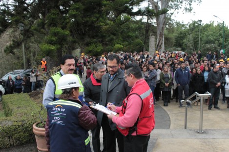 La Universidad Veracruzana se sumó al Marosimulacro nacional de sismo realizado este lunes. Personal que labora en los edificios de la Rectoría siguieron el protocolo de desalojo coordinador por los brigadistas. 