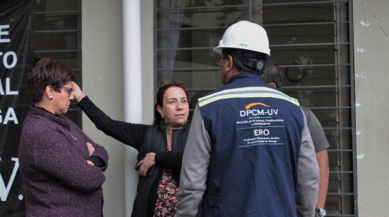 La Universidad Veracruzana se sumó al Marosimulacro nacional de sismo realizado este lunes. Personal que labora en los edificios de la Rectoría siguieron el protocolo de desalojo coordinador por los brigadistas.  