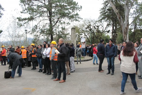 La Universidad Veracruzana se sumó al Marosimulacro nacional de sismo realizado este lunes. Personal que labora en los edificios de la Rectoría siguieron el protocolo de desalojo coordinador por los brigadistas.  