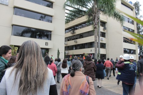 La Universidad Veracruzana se sumó al Marosimulacro nacional de sismo realizado este lunes. Personal que labora en los edificios de la Rectoría siguieron el protocolo de desalojo coordinador por los brigadistas. 