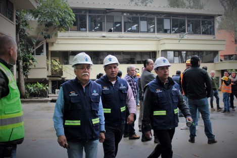 La Universidad Veracruzana se sumó al Marosimulacro nacional de sismo realizado este lunes. Personal que labora en los edificios de la Rectoría siguieron el protocolo de desalojo coordinador por los brigadistas. 