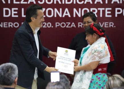 Familias de Coatzintla, Coyutla, Papantla y Tecolutla fueron beneficiadas con la seguridad jurídica de su patrimonio al recibir 70 escrituras que las acreditan como legítimas propietarias.
