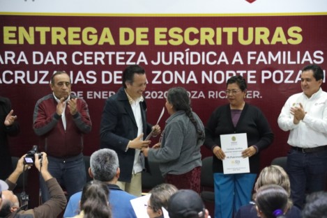 Con esto  la administración que encabeza Cuitláhuac García Jiménez ha entregado mil documentos y deja en claro que se trata de un gobierno cuya prioridad es la justicia social y está al servicio del pueblo. 