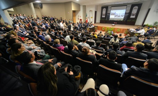 Con un auditorio repleto de funcionarios de la Fiscalía, seguridad  y de casi todos los diputados, la encargada de despacho de la Fiscalía,General del Estado, Verónica Hernández Giadans, inició con las comparecencias de organismos autónomos en el Congreso.  