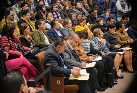 Con un auditorio repleto de funcionarios de la Fiscalía, seguridad  y de casi todos los diputados, la encargada de despacho de la Fiscalía,General del Estado, Verónica Hernández Giadans, inició con las comparecencias de organismos autónomos en el Congreso.  