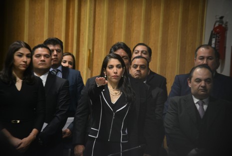 Con un auditorio repleto de funcionarios de la Fiscalía, seguridad  y de casi todos los diputados, la encargada de despacho de la Fiscalía,General del Estado, Verónica Hernández Giadans, inició con las comparecencias de organismos autónomos en el Congreso.  
