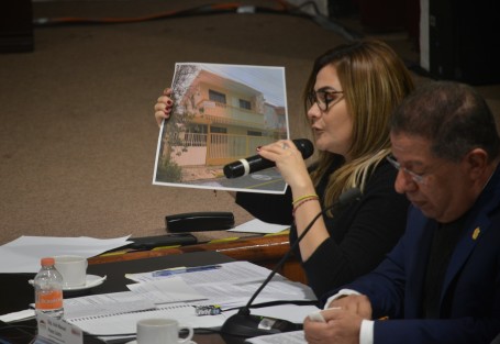 La diputada María Josefina Torales, de PAN, realizó varias preguntas y mostró documentos de supuestas empresas fantasmas a la que la Fiscalía habría dado contratos.  
