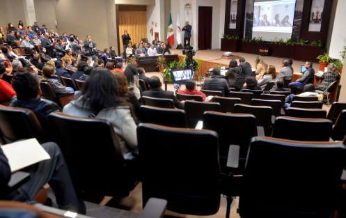 Con la presencia de sólo algunos diputados y familiares de personas desparecidas, la Presidenta de la Comisión Estatal de Derechos Humanos, Namiko Matzumoto Benítez, compareció ante los legisladores de  dicha comisión.  