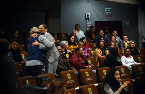 Con la presencia de sólo algunos diputados y familiares de personas desparecidas, la Presidenta de la Comisión Estatal de Derechos Humanos, Namiko Matzumoto Benítez, compareció ante los legisladores de  dicha comisión.  