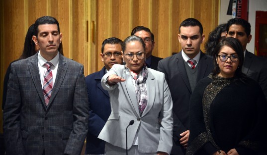 Con la presencia de sólo algunos diputados y familiares de personas desparecidas, la Presidenta de la Comisión Estatal de Derechos Humanos, Namiko Matzumoto Benítez, compareció ante los legisladores de  dicha comisión.  