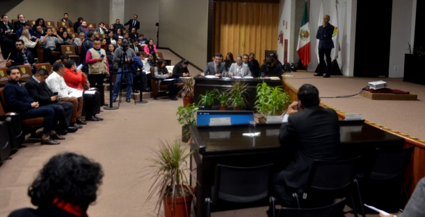 La comparecencia no podía empezar ya que las diputadas Daisy Juan Antonio y Monserrat Ortega Ruiz no llegaban, por lo que se tuvo que iniciar hasta que llegó la primera.