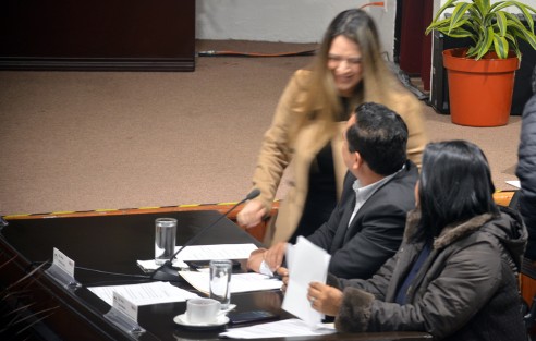 La diputada Monserrat Ortega Ruiz de plano tuvo que llegar corriendo, lo que dejó en claro la importancia que les dan los legisladores a dichas comparecencias.  
