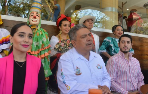 Colorido y tradición en Teocelo, del 19 al 26 de enero, durante la primera de sus fiestas patronales de 2020, en la fiesta del Santo Entierro de Cristo. El alcalde Mario Antonio Chama Díaz, en compañía de la presidenta del DIF municipal, Mara Chama Villa, encabezaron la conferencia de prensa donde presentaron los detalles de este evento. 