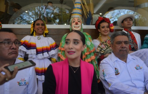 Colorido y tradición en Teocelo, del 19 al 26 de enero, durante la primera de sus fiestas patronales de 2020, en la fiesta del Santo Entierro de Cristo. El alcalde Mario Antonio Chama Díaz, en compañía de la presidenta del DIF municipal, Mara Chama Villa, encabezaron la conferencia de prensa donde presentaron los detalles de este evento. 