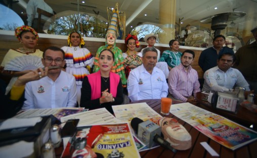 Colorido y tradición en Teocelo, del 19 al 26 de enero durante la primera de sus fiestas patronales de este 2020, en la fiesta del Santo Entierro de Cristo, el alcalde Mario Antonio Chama Díaz en compañía de la presidenta del DIF municipal Mara Chama Villa encabezaron la conferencia de prensa dónde presentaron los de talles de este evento.