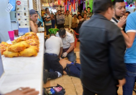 Fallece persona del sexo masculino en el interior del mercado Los Sauces; hasta el momento se desconocen las causas; fue auxiliado por paramédicos municipales sin que nada pudieran hacer para salvarle la vida.  
