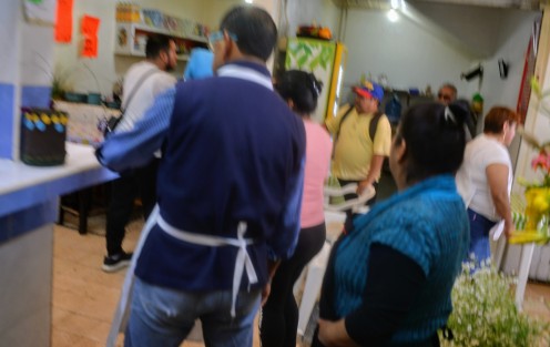 Fallece persona del sexo masculino en el interior del mercado Los Sauces; hasta el momento se desconocen las causas; fue auxiliado por paramédicos municipales sin que nada pudieran hacer para salvarle la vida.  