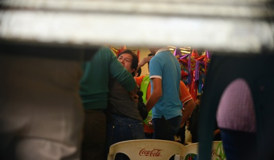 Fallece persona del sexo masculino en el interior del mercado Los Sauces; hasta el momento se desconocen las causas; fue auxiliado por paramédicos municipales sin que nada pudieran hacer para salvarle la vida.  