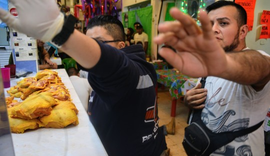 Fallece persona del sexo masculino en el interior del mercado Los Sauces; hasta el momento se desconocen las causas; fue auxiliado por paramédicos municipales sin que nada pudieran hacer para salvarle la vida. 