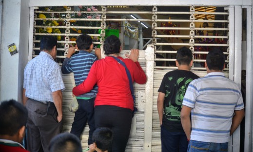 Fallece persona del sexo masculino en el interior del mercado Los Sauces; hasta el momento se desconocen las causas; fue auxiliado por paramédicos municipales sin que nada pudieran hacer para salvarle la vida. 