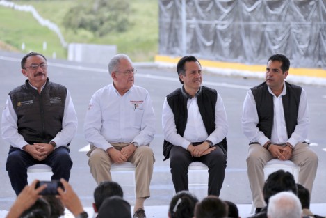 Comunicar el norte con el centro es fundamental en el desarrollo del estado, sobre todo cuando existe el crecimiento del puerto de Veracruz; es necesario garantizar rutas en condiciones que permitan el traslado de bienes y servicios, apuntó el gobernador Cuitláhuac García Jiménez.