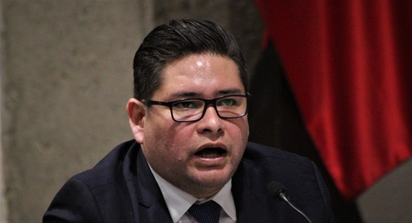 Con el auditorio del Palacio Legislativo casi vacío, a no ser por el personal de la dependencia, compareció el titular del IVAI.