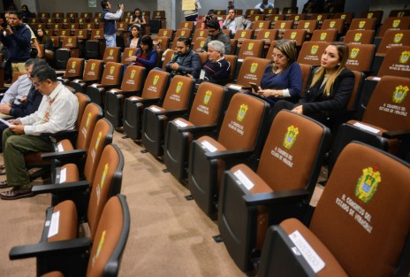 Con apenas algunos periodistas presentes, así como diputados locales Ana Laura Pérez Mendoza, presidenta de la Comisión Estatal para la Atención y Protección de los Periodistas, compareció ante diputados de dicha comisión.