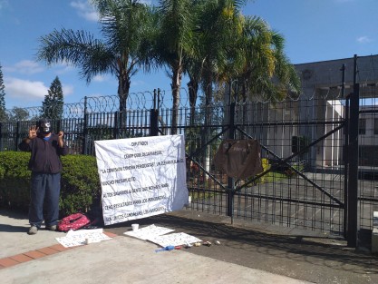 Previo a la comparecencia de la CEAPP, un enmascarado se manifestó denunciando aviadores en dicha comisión. 