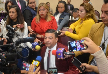 El diputado Juan Javier Gómez Casarín invitó a todos los grupos a expresar su sentir en torno a la iniciativa para reformar el Código Civil con el mayor respeto, y no de forma  violenta. 