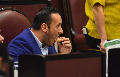 Muy entretenida resultó la sesión para algunos diputados, quienes como siempre se pusieron a comer palomitas y otras chucherías.  