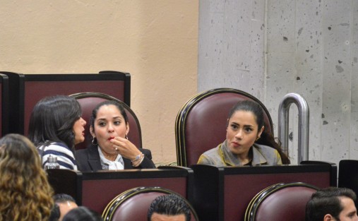 Muy entretenida resultó la sesión para algunos diputados, quienes como siempre se pusieron a comer palomitas y otras chucherías.  