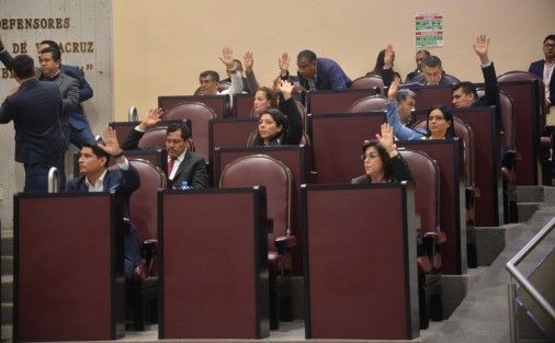 El Pleno de la LXV Legislatura aprobó el dictamen por el que se reforma el artículo 68 y se adiciona una fracción al artículo 36 de la Ley Orgánica del Municipio Libre, con lo cual se prevé la participación e inclusión  de las mujeres en los puestos directivos dentro de la administración pública municipal, garantizando la igualdad de oportunidades.