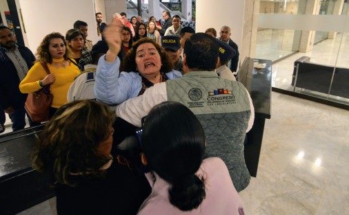 Momentos de tensión se vivieron durante la realización  del foro encuentro por la Igualdad y la No Discriminación hacia un Código Civil más incluyente, luego de que no se le permitiera la entrada al recinto legislativo a grupos opositores y sí a los simpatizantes que apoyan, el pretexto es que ya no había espacio.  