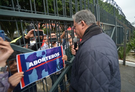 Momentos de tensión se vivieron durante la realización  del foro encuentro por la Igualdad y la No Discriminación hacia un Código Civil más incluyente, luego de que no se le permitiera la entrada al recinto legislativo a grupos opositores y sí a los simpatizantes que apoyan, el pretexto es que ya no había espacio.  